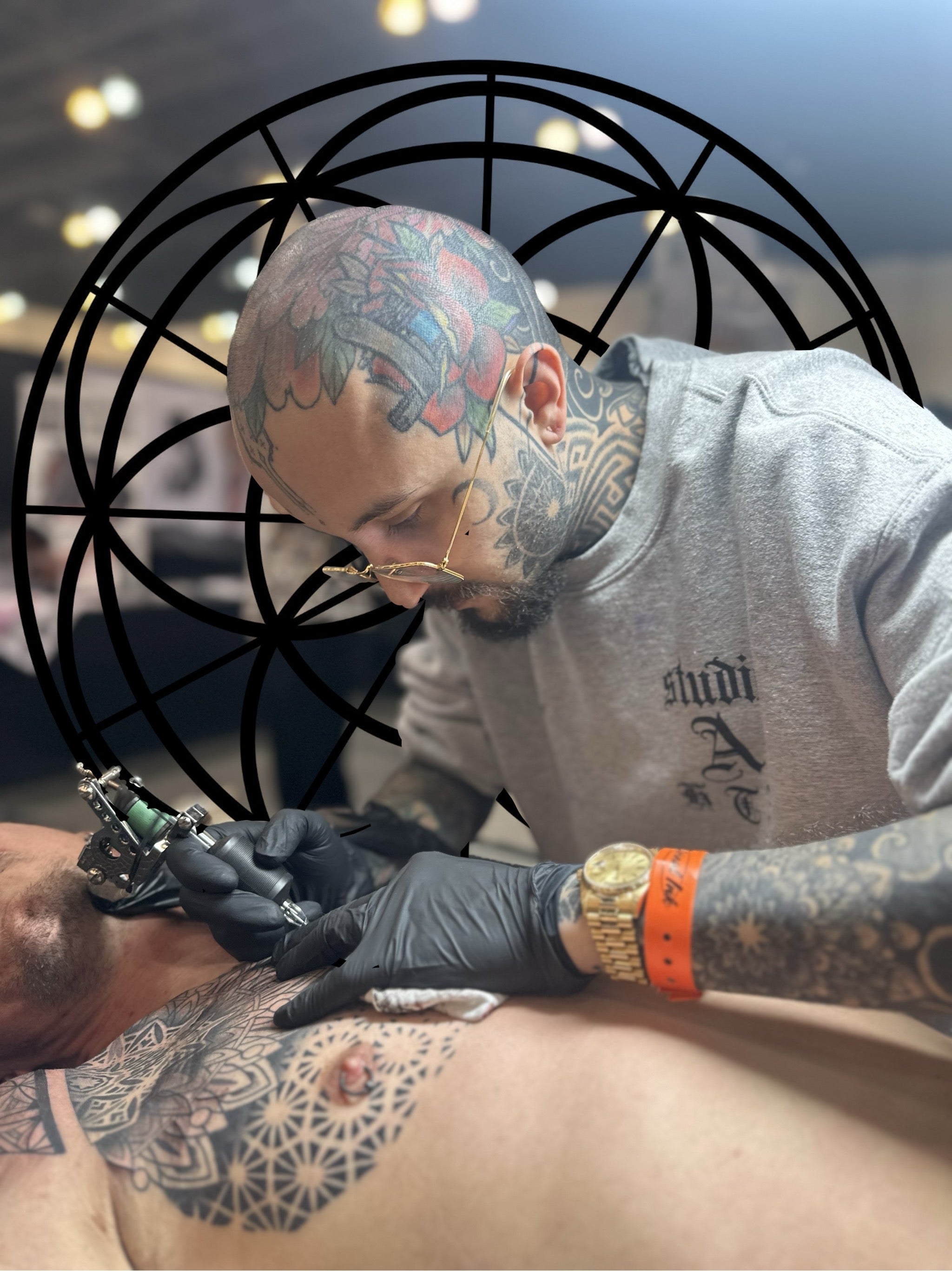 Raúl Wesche tattooing