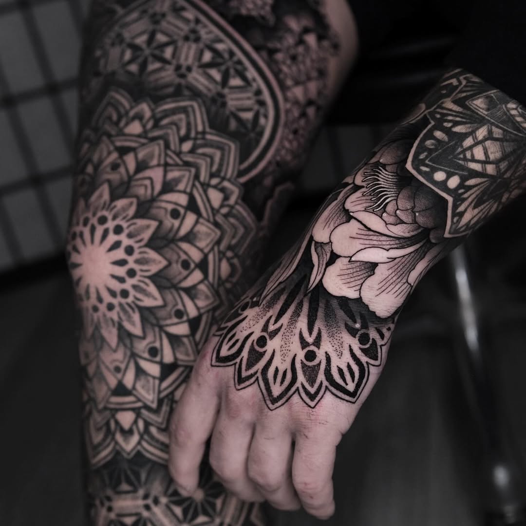 Geometric tattoo by Raúl Wesche