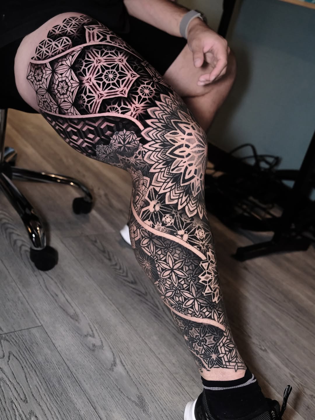 Geometric tattoo by Raúl Wesche